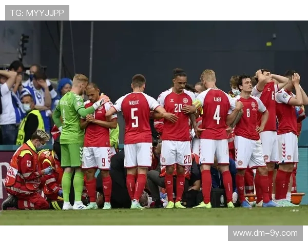 足球赛场惊现意外瞬间 球员突发倒地引全场关注 医护人员紧急救援